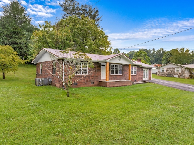 view of front of house with crawl space, a front lawn, aphalt driveway, and brick siding