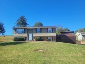 split foyer home featuring a front yard