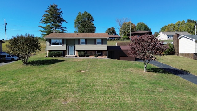 split foyer home featuring a front lawn