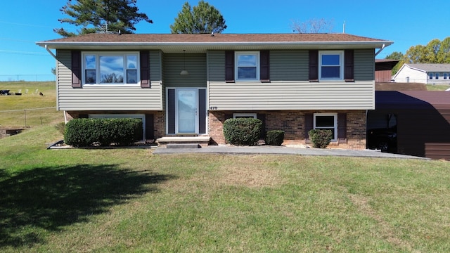 split foyer home featuring a front yard