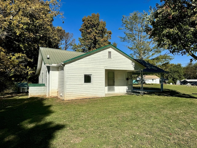 exterior space featuring a front yard