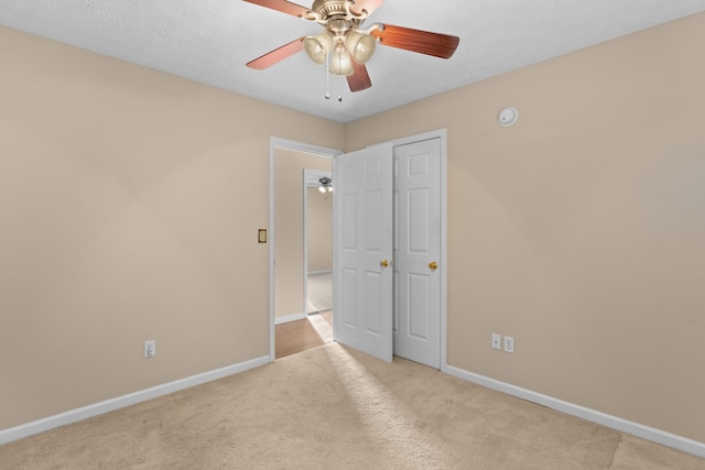 unfurnished room with light carpet and ceiling fan