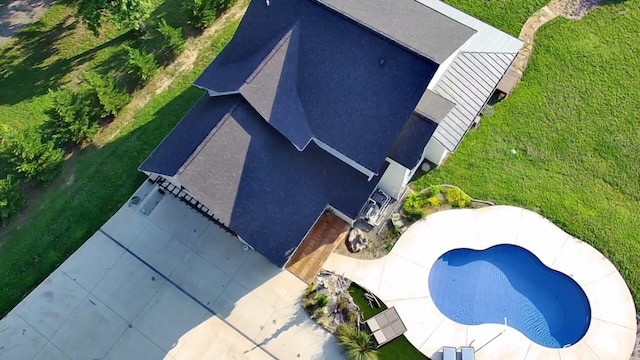 view from above of property featuring a pool