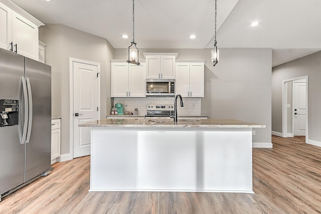 518 Deborahs Way, Greeneville, TN 37743 - kitchen with stainless steel appliances, a sink, light wood-style flooring, an island with sink, and tasteful backsplash