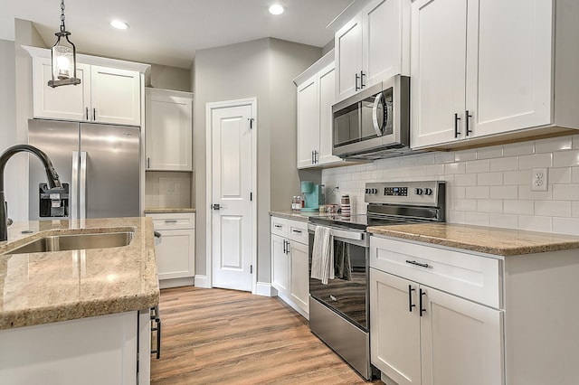 518 Deborahs Way, Greeneville, TN 37743 - kitchen featuring appliances with stainless steel finishes, a sink, light wood-type flooring, white cabinetry, and recessed lighting