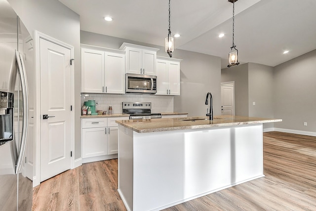 518 Deborahs Way, Greeneville, TN 37743 - kitchen featuring appliances with stainless steel finishes, a sink, light wood-style flooring, a center island with sink, and tasteful backsplash