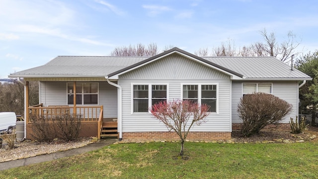 view of front of property featuring covered porch and a front yard