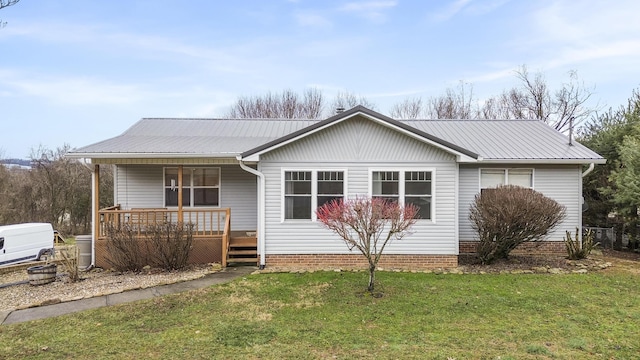 ranch-style house featuring covered porch and a front lawn