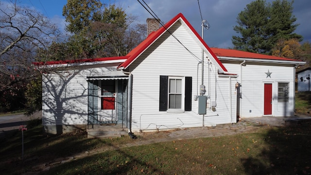 view of front of property with a front lawn