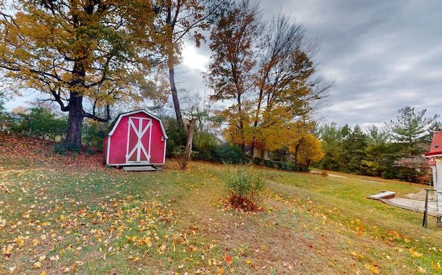 view of yard featuring a storage unit