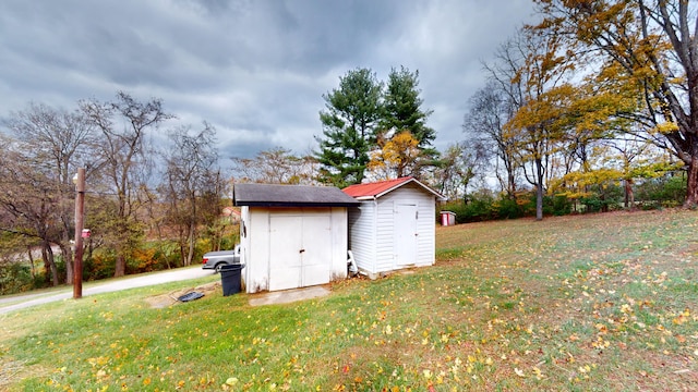 view of yard with a storage shed