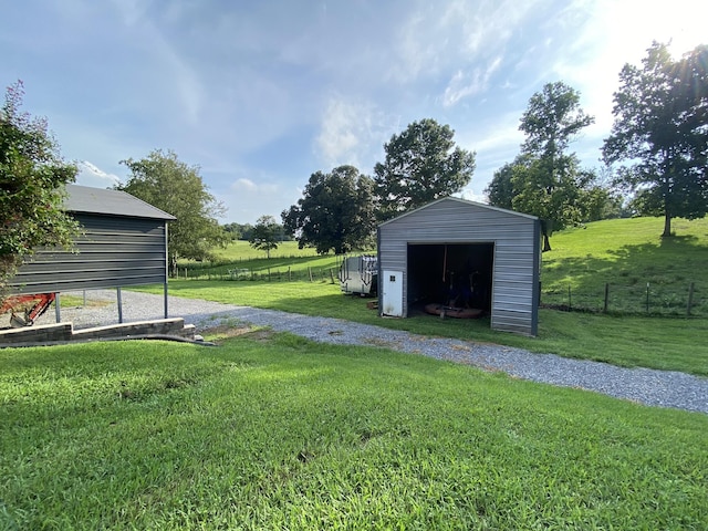 view of yard featuring an outdoor structure