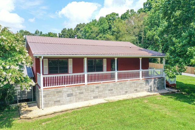 view of front of house with covered porch and a front lawn