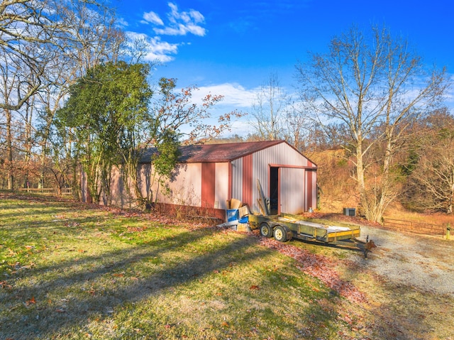 view of yard with an outbuilding