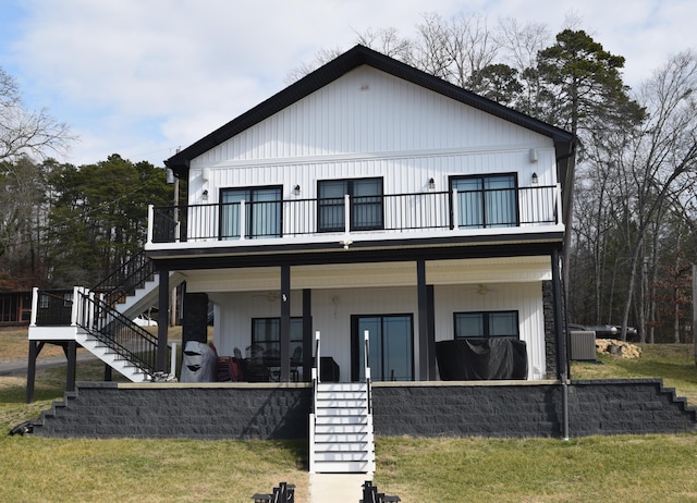 view of front of home featuring a front yard