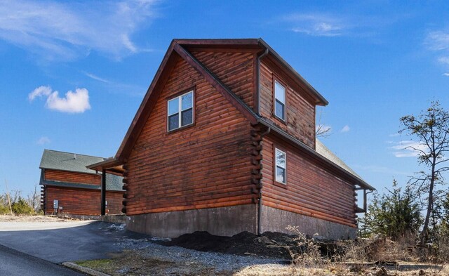 view of side of property featuring log exterior