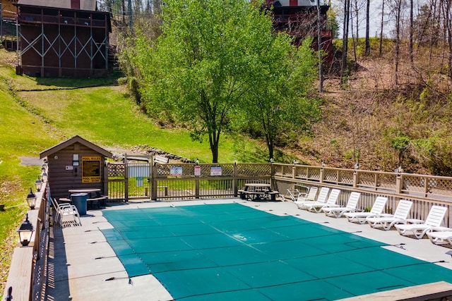 view of swimming pool featuring a yard