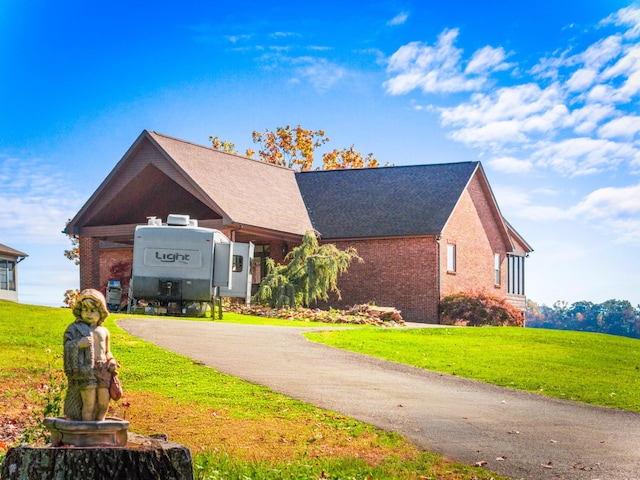 view of front facade featuring a front lawn