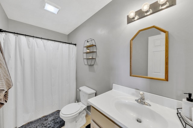 full bathroom featuring a shower with shower curtain, vanity, and toilet