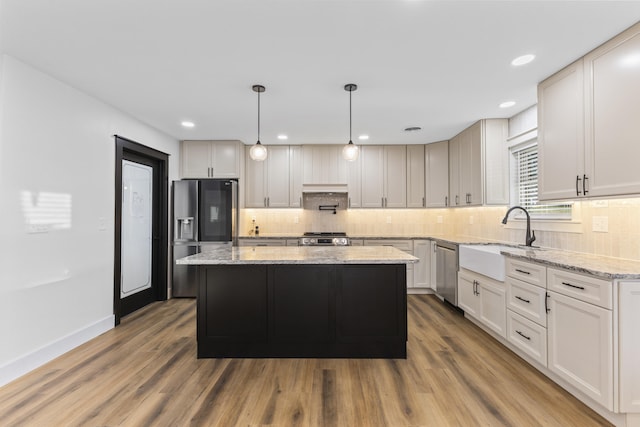 300 Victor Ln, Whitesburg, TN 37891 - kitchen featuring stainless steel appliances, a sink, decorative backsplash, wood finished floors, and recessed lighting