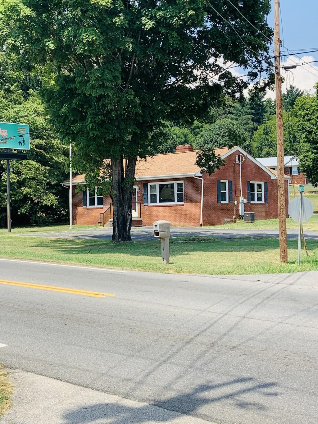 view of front of property with a front yard