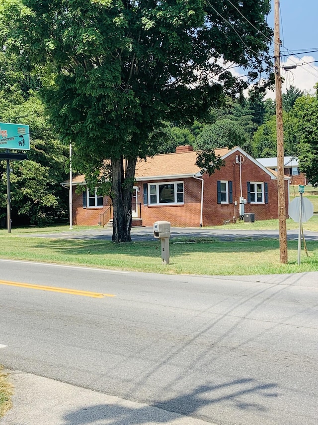 view of front of property with a front yard