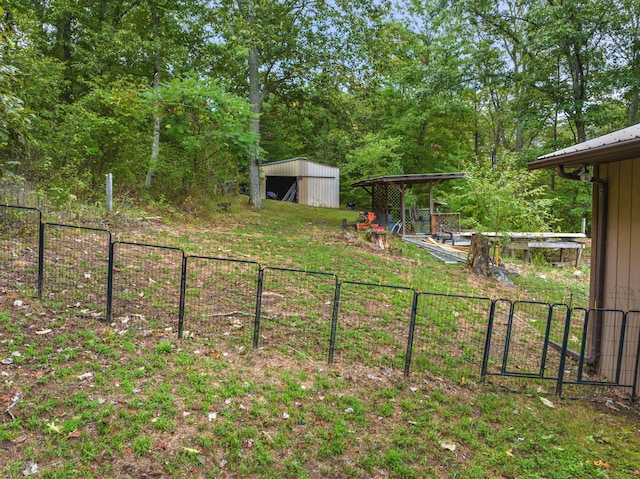 view of yard featuring an outbuilding