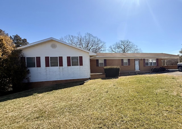 single story home featuring a front lawn