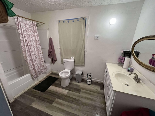 207 E 2nd N St, Morristown, TN 37814 - bathroom featuring vanity, a textured ceiling, shower / tub combo with curtain, and wood finished floors