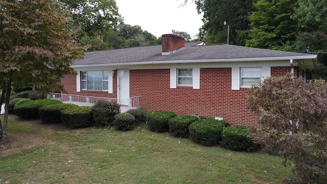 ranch-style house featuring a front lawn