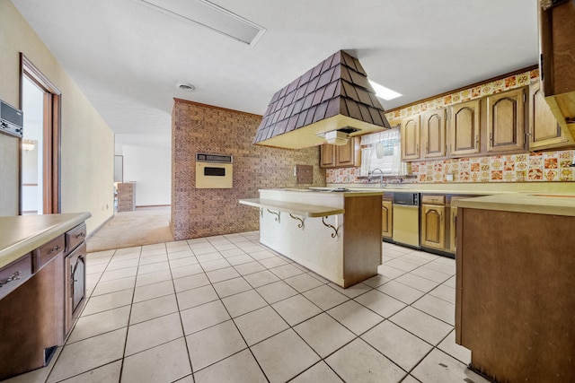 kitchen with sink, a breakfast bar area, and light tile patterned floors