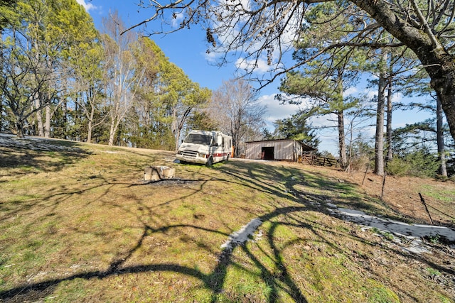 view of yard featuring an outdoor structure