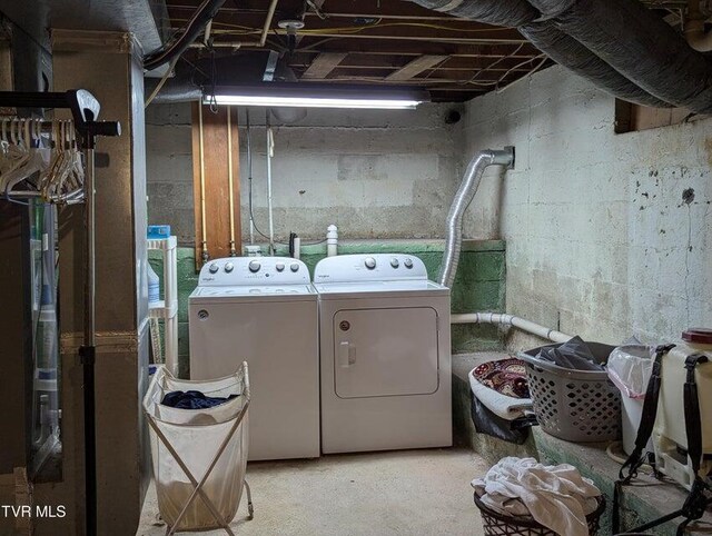 washroom featuring washer and clothes dryer