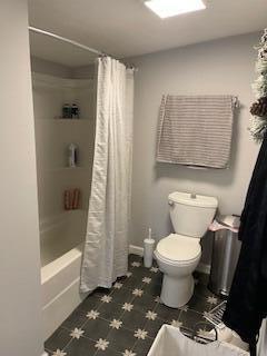 2115 Eastview Ave, Jefferson City, TN 37760 - bathroom with toilet and shower / bathtub combination with curtain
