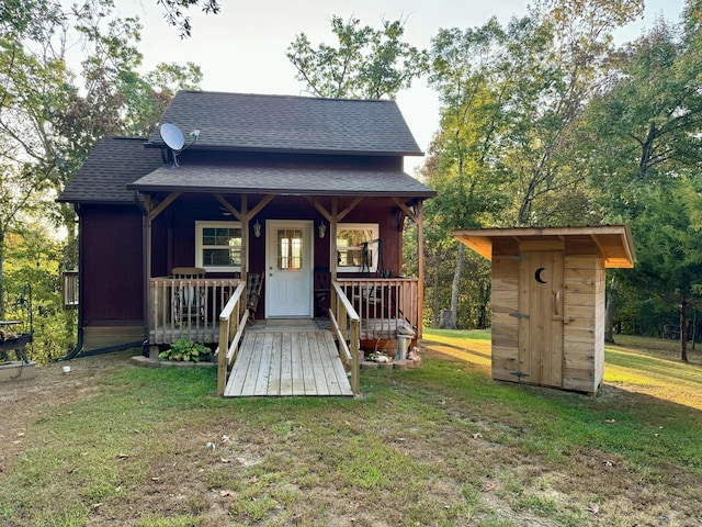 view of front of house with covered porch and a front lawn