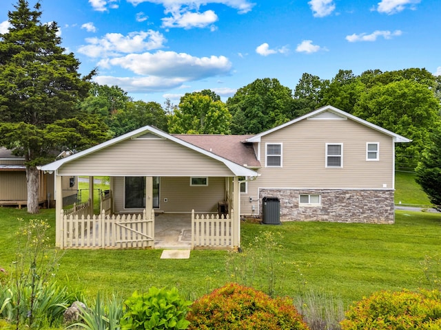 5715 Academy Dr, Morristown, TN 37814 - back of property with central AC and a patio area