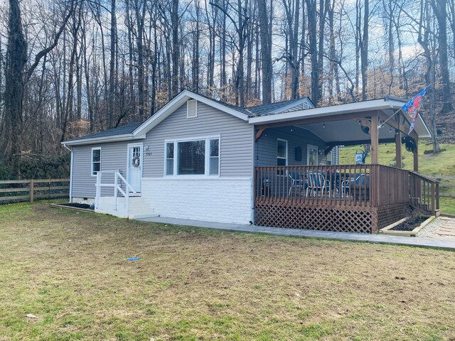 view of front of home with cooling unit, a garage, and a front yard