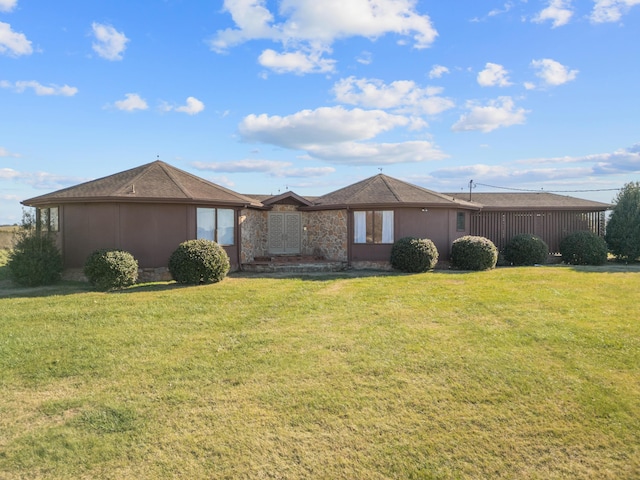 ranch-style house featuring a front yard