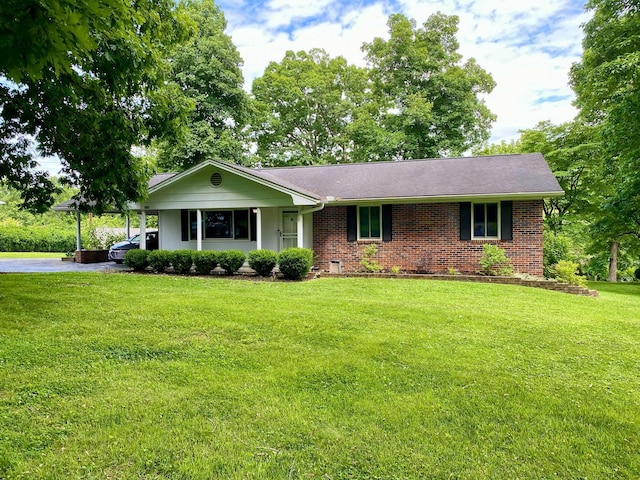 1578 Golf Course Rd, Newport, TN 37821 - ranch-style home featuring brick siding, a front lawn, and driveway