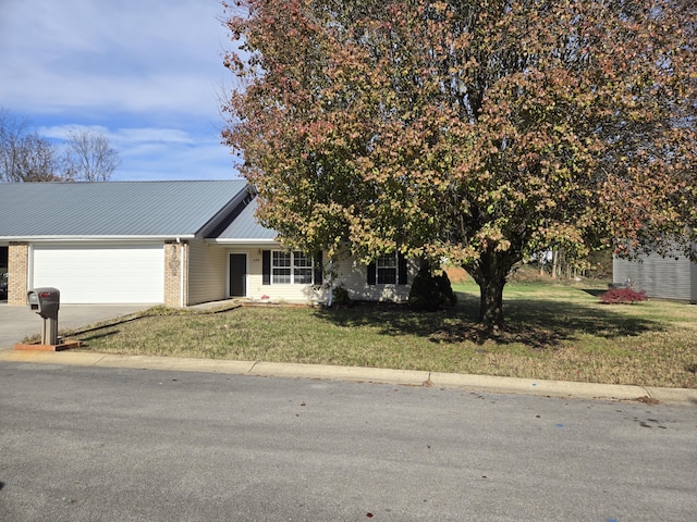 view of front of home featuring a front lawn and a garage