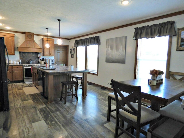 2115 Rambling Rose Ln, Jefferson City, TN 37760 - kitchen with a breakfast bar area, custom range hood, dark wood-type flooring, an island with sink, and black appliances