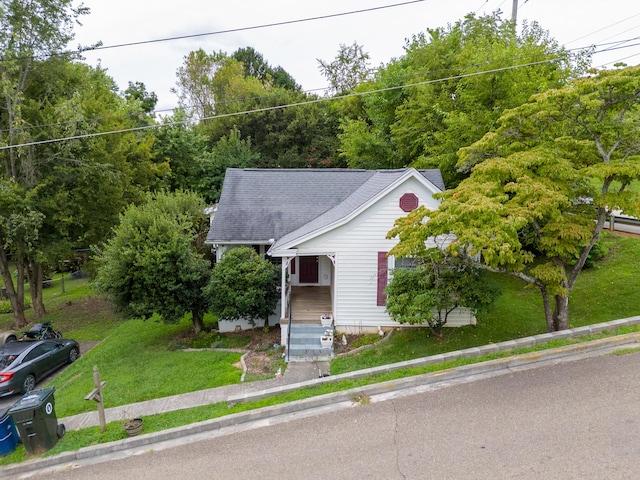 view of front of property featuring a front lawn and covered porch