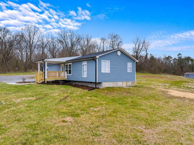 view of front facade with crawl space and a front yard