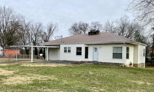 view of front of property featuring a front lawn, a garage, and a carport