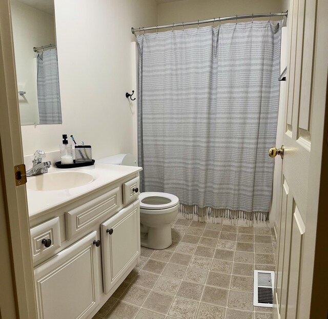 bathroom featuring a shower with shower curtain, vanity, and toilet