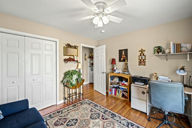 office area with wood-type flooring and ceiling fan