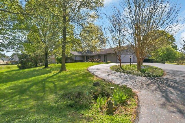 310 Par Ln, Greeneville, TN 37743 - single story home with curved driveway, a front lawn, and fence