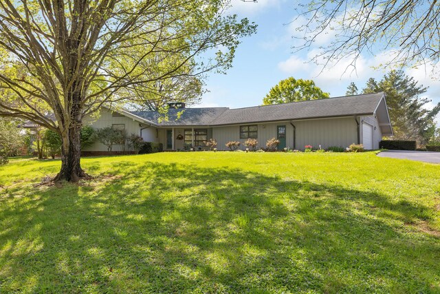 310 Par Ln, Greeneville, TN 37743 - single story home featuring an attached garage, a shingled roof, driveway, and a front yard
