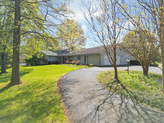 310 Par Ln, Greeneville, TN 37743 - single story home with a garage, curved driveway, and a front lawn