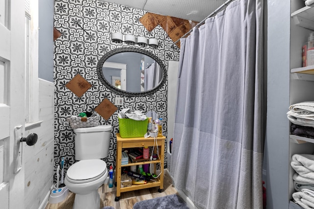 323 Pauline Ave, Morristown, TN 37813 - full bath featuring wood finished floors, toilet, and curtained shower